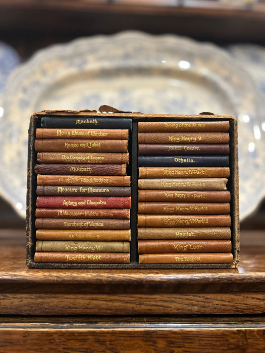 c.1910 - Knickerbocker Leather & Novelty Co. Shakespeare Miniature Book Set of Shakespeare in Leather Box