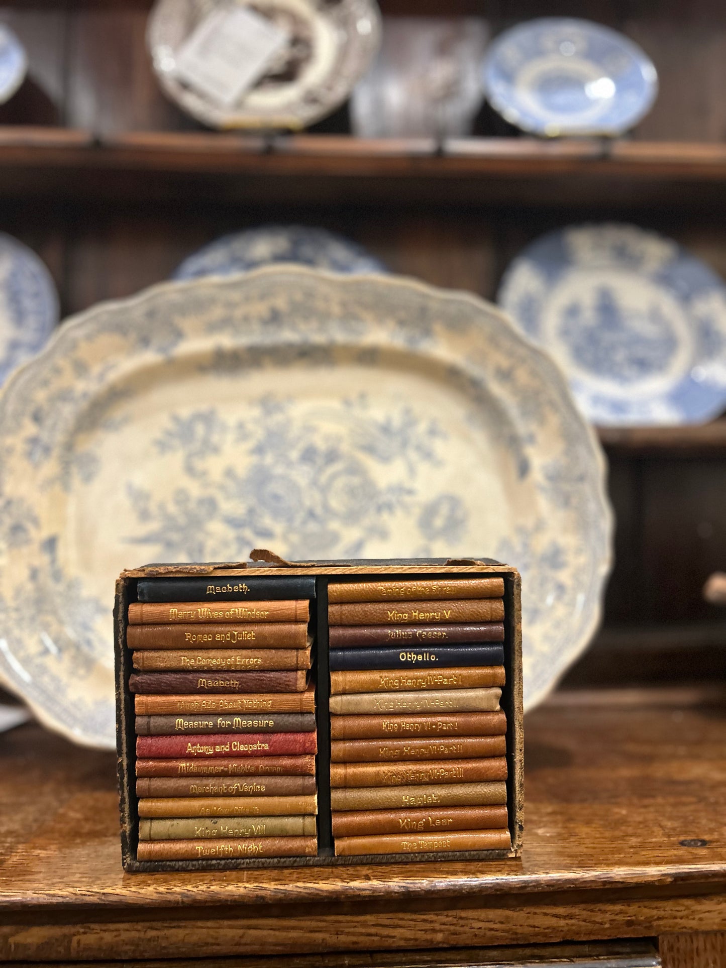 c.1910 - Knickerbocker Leather & Novelty Co. Shakespeare Miniature Book Set of Shakespeare in Leather Box