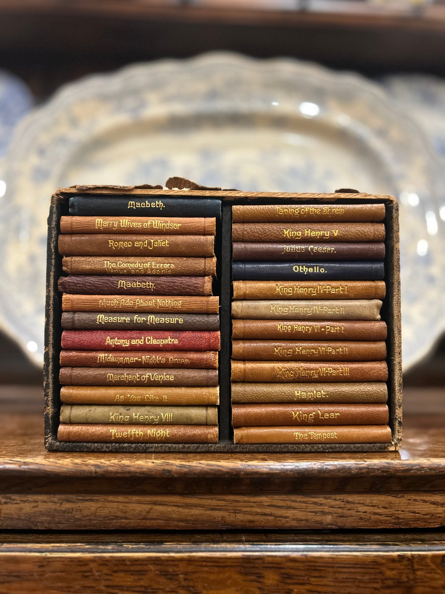 c.1910 - Knickerbocker Leather & Novelty Co. Shakespeare Miniature Book Set of Shakespeare in Leather Box